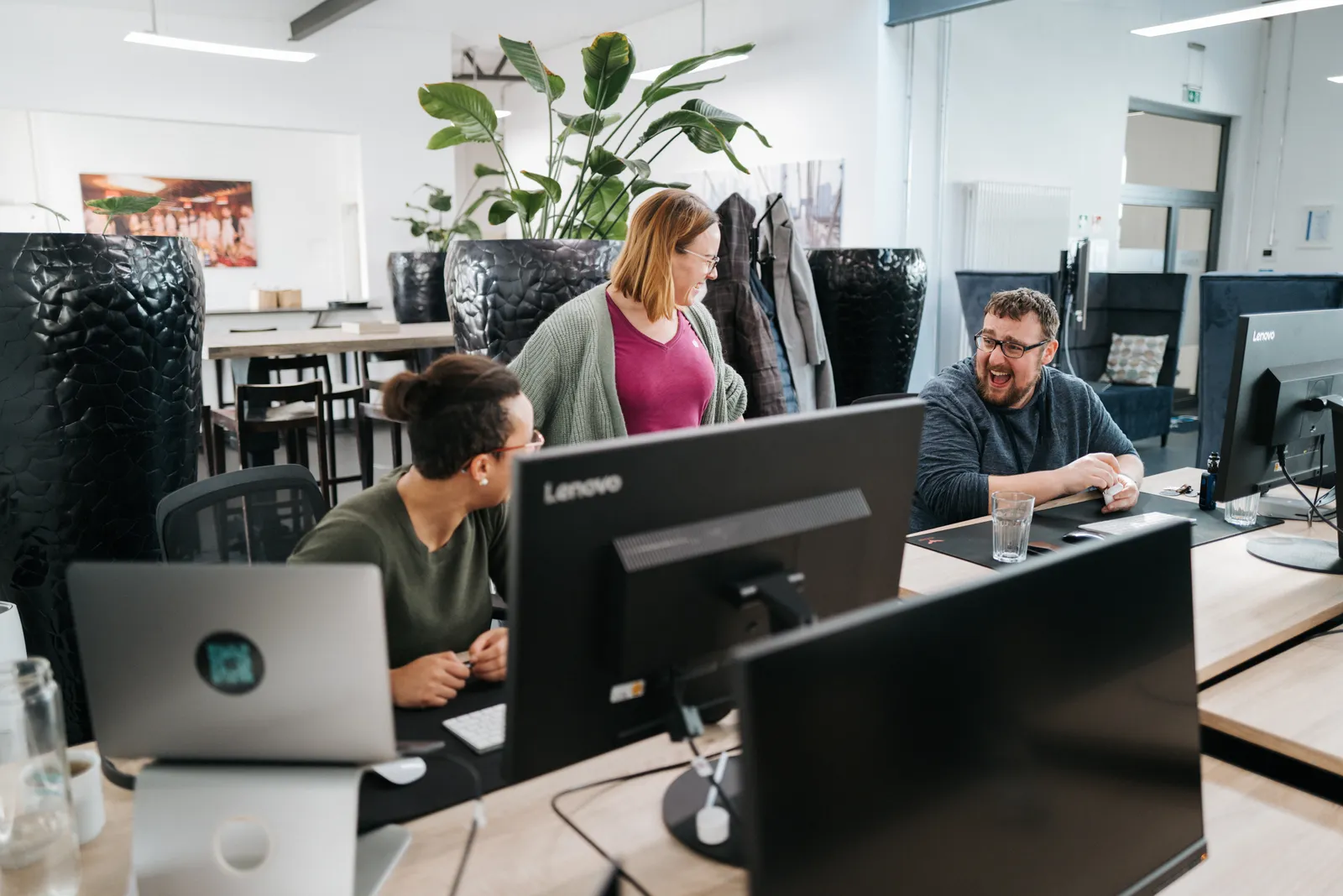 Das Team von digital cuisine im gemeinsamen Austausch im Büro Hannover